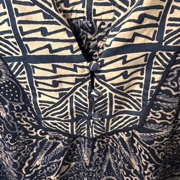Lucky Brand Batik Print Top Blue and Cream floral print Size Large 3 buttons - Picture 4 of 7